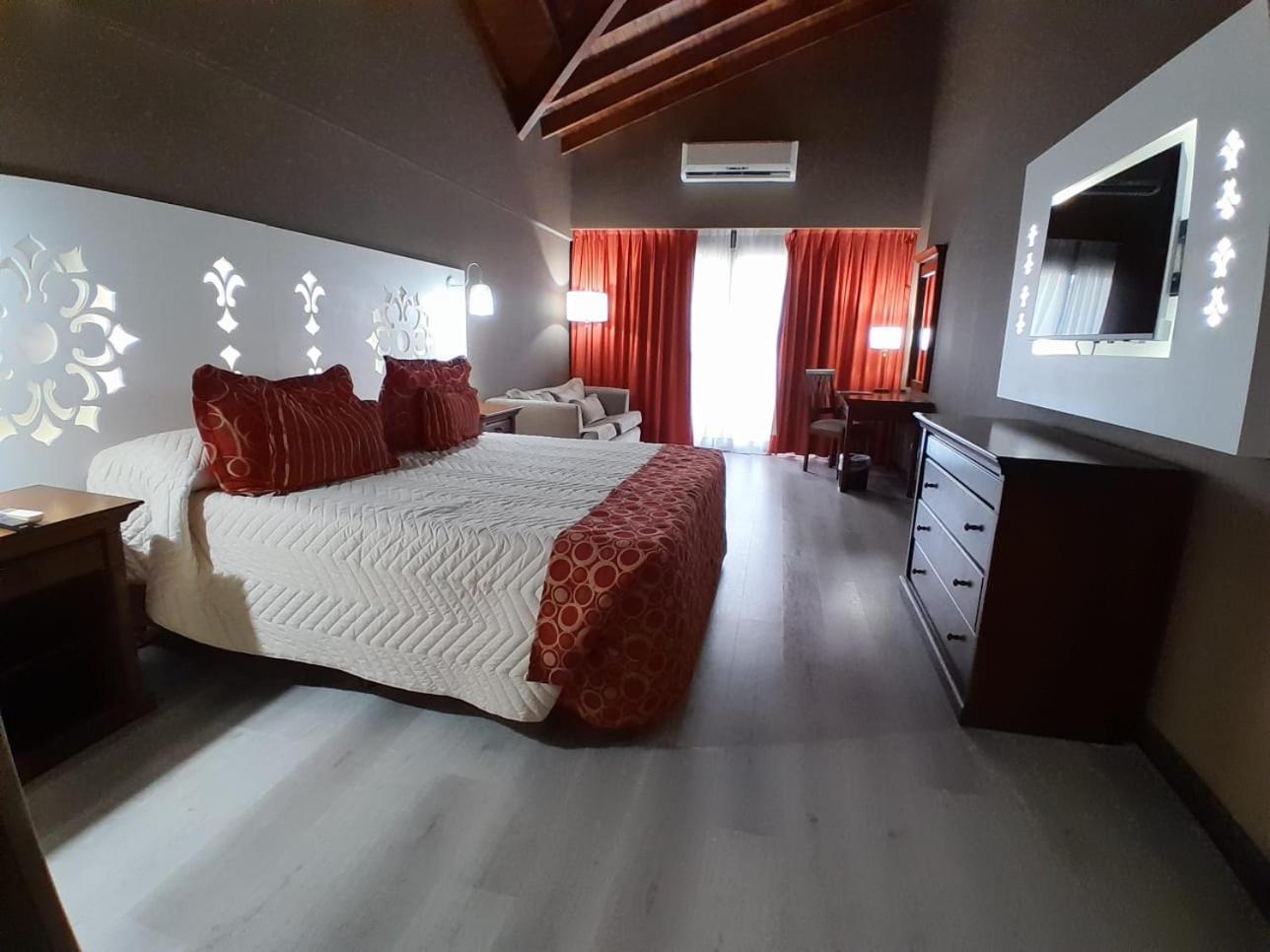 Howard Johnson Pilar Resort Spa & Convention Center Екстер'єр фото