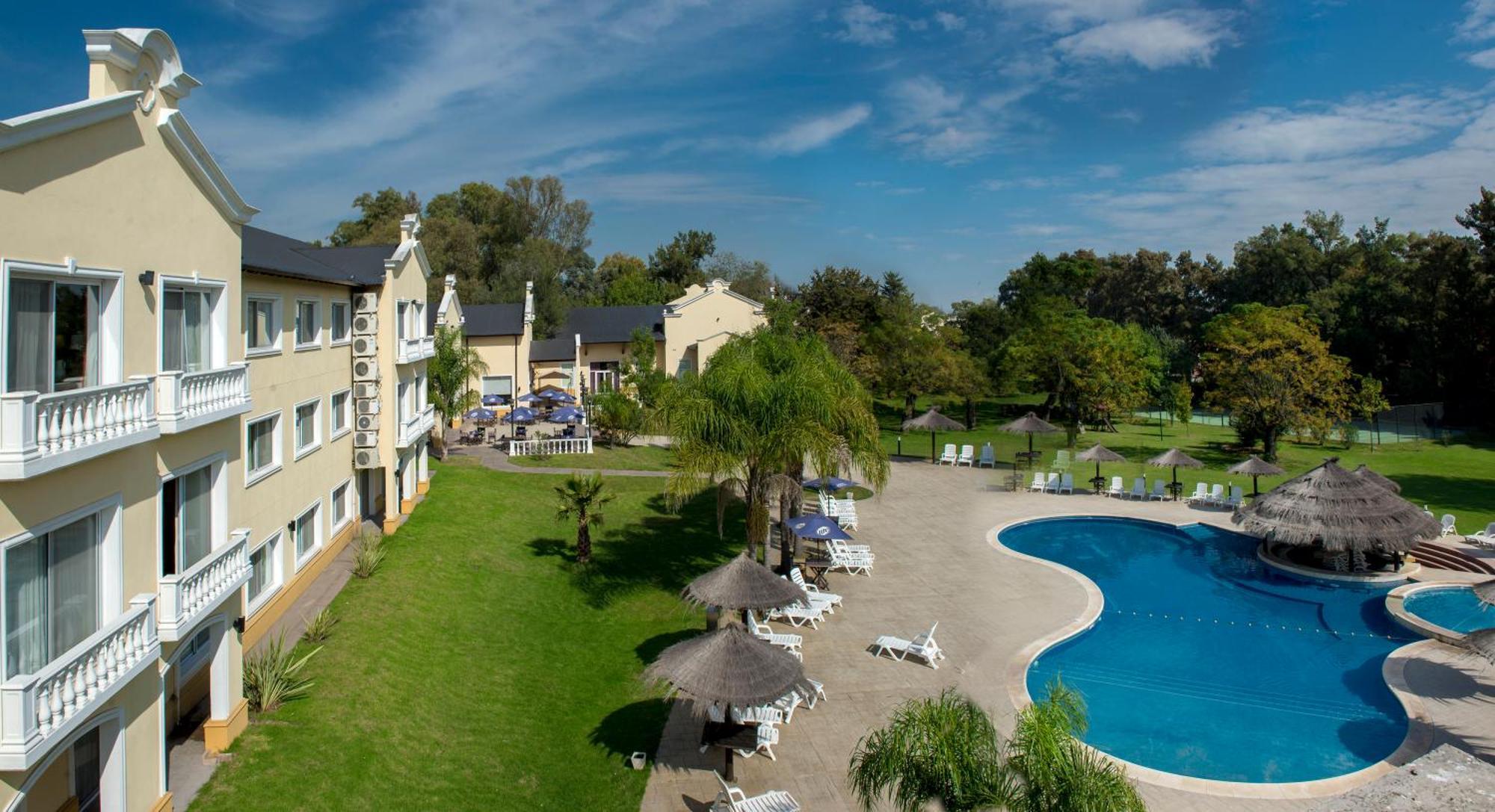 Howard Johnson Pilar Resort Spa & Convention Center Екстер'єр фото